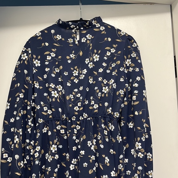 Super flattering navy floral dress - Picture 7 of 7